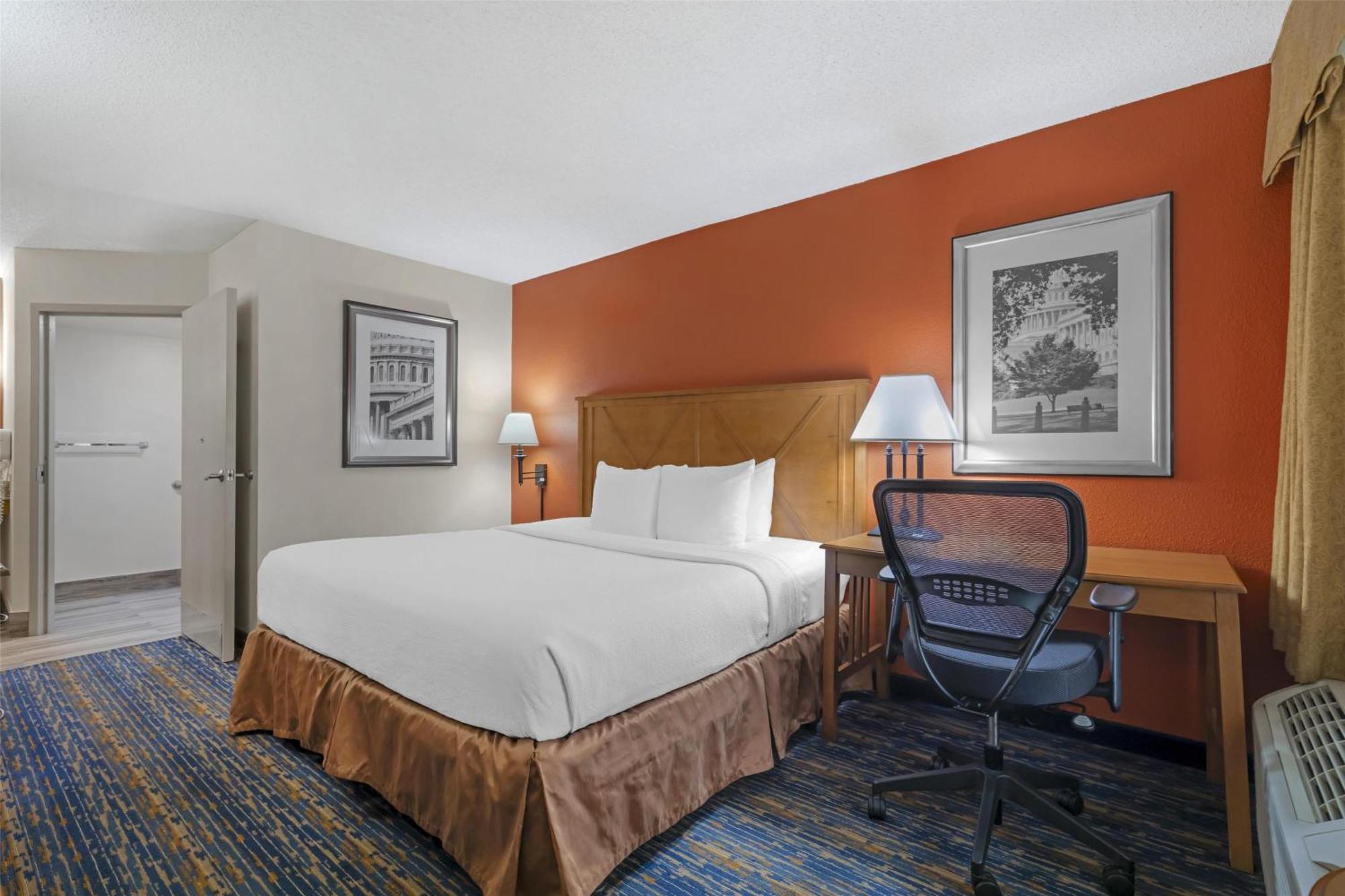 Western Dulles Airport Hotel 3*