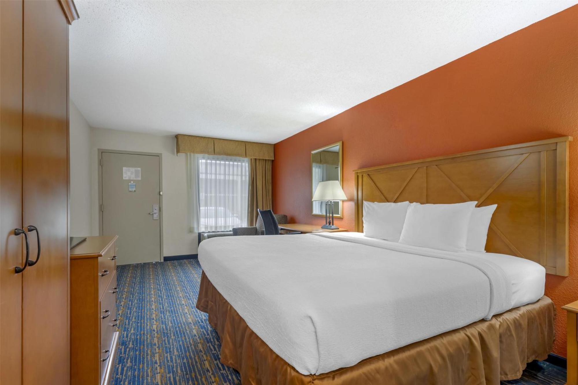 Western Dulles Airport Hotel 3*